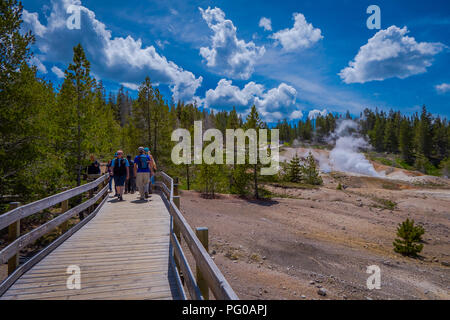 YELLOWSTONE, Montana, USA 02 juin 2018 : des personnes non identifiées, prendre des photos et profiter des piscines d'eau de couleur colorée dot du Norris Geyser Basin dans le Parc National de Yellowstone Banque D'Images