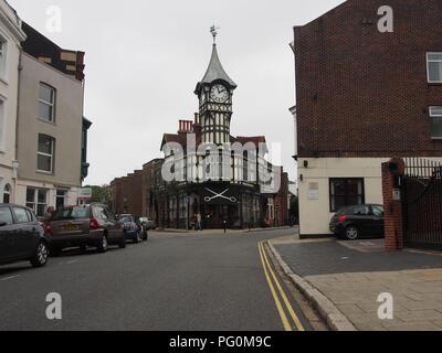 Castle Road, Southsea, Portsmouth, Angleterre, avec la tour de commisioned par Gales Brewery et conçu par l'architecte J. W. Walmisley Banque D'Images