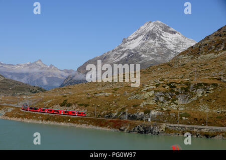 Unesco world heritage train-trip : Le Bernina-Train est recourbée à travers les Alpes suisses au lac glacier Bianco sur col de la Bernina Banque D'Images