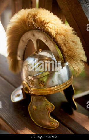 Casque de protection avec brosse de légionnaire romain. En étroite collaboration. Détail historique Banque D'Images