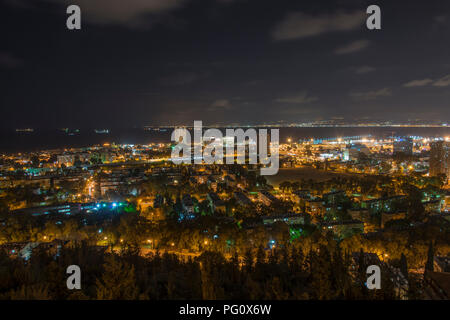 Haïfa, Israël - 6 décembre, 2015 : Avis de Haïfa depuis les jardins de Bahai Banque D'Images