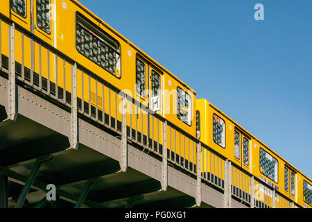 Berlin, Allemagne, August 06, 2018 : Train élevé jaune Banque D'Images