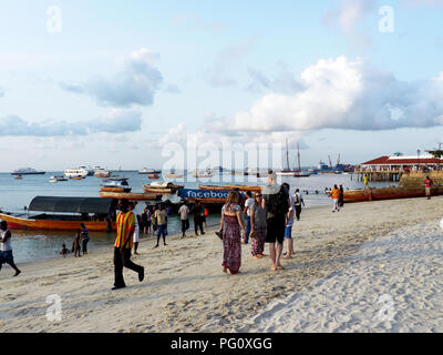 Les gens et les touristes sur la plage de Stone Town, Zanzibar, Afrique Banque D'Images