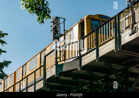 Berlin, Allemagne, August 06, 2018 : Train élevé jaune Banque D'Images