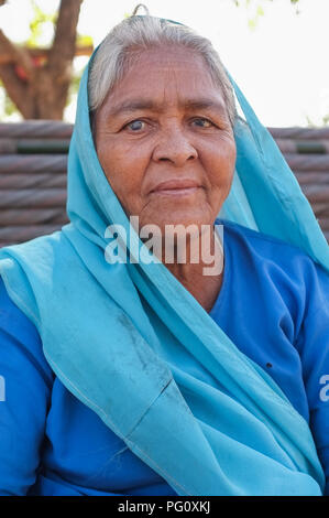 Région GODWAR, INDE - 14 février 2015 : Portrait d'une femme âgée portant un costume bleu et. Banque D'Images