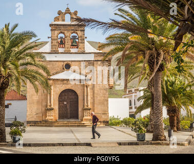 VEGA DE RIO PALMAS, ESPAGNE - Février 2018 : man walking in à partir de l'église de Nuestra Señora de la Peña à Fuerteventura. Banque D'Images