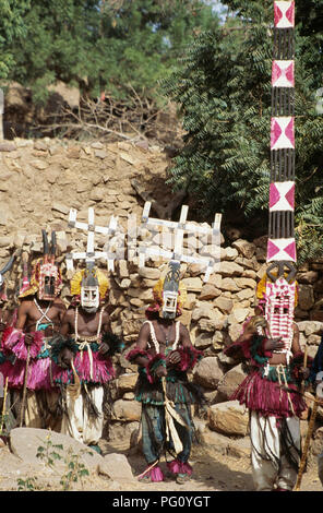 Danse des masques à Nombori village, pays Dogon, au Mali pour un usage éditorial uniquement Banque D'Images