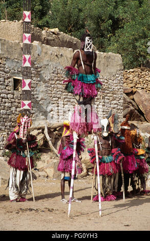 Danse des masques à Nombori village, pays Dogon, au Mali pour un usage éditorial uniquement Banque D'Images