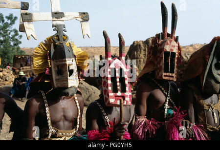 Danseurs de masque à Nombori village, pays Dogon, au Mali pour un usage éditorial uniquement Banque D'Images