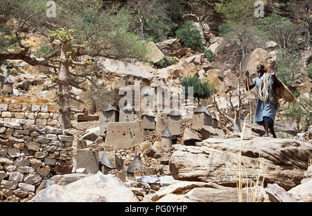 Ancien du village de Banani village en pays Dogon, au Mali pour un usage éditorial uniquement Banque D'Images