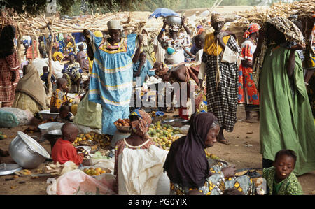 Habillée de couleurs vives les gens au marché du dimanche de Somadougou, près de Mopti, au Mali pour un usage éditorial uniquement Banque D'Images