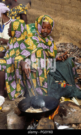 La cuisson à femme le marché du dimanche à Somadougou, près de Mopti, au Mali pour un usage éditorial uniquement Banque D'Images