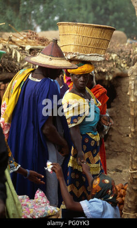 Habillés de couleurs vives au couple le marché du dimanche à Somadougou, près de Mopti, au Mali pour un usage éditorial uniquement Banque D'Images