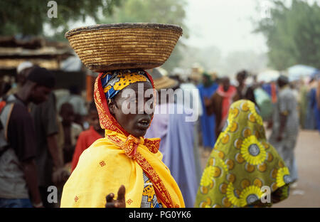 Habillés de couleurs vives femme locale au marché du dimanche de Somadougou, près de Mopti, au Mali pour un usage éditorial uniquement Banque D'Images