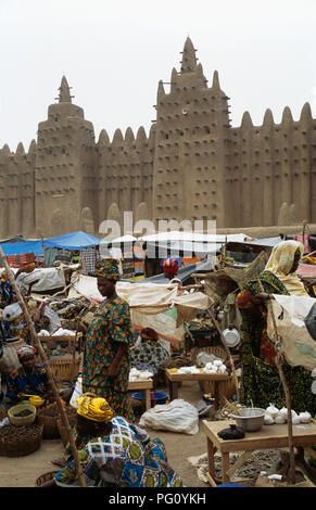 Marché le lundi à La Grande Mosquée de Djenné, au Mali pour un usage éditorial uniquement Banque D'Images
