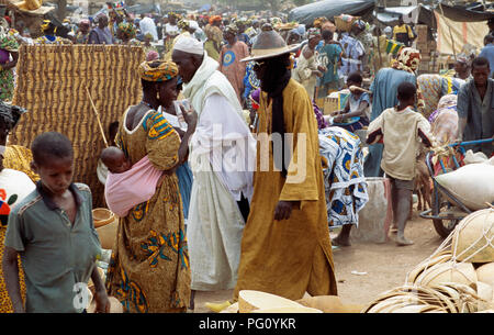 Les gens au marché du lundi à La Grande Mosquée de Djenné, au Mali pour un usage éditorial uniquement Banque D'Images