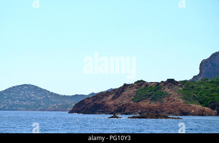 La corniche de l'Esterel vu de la mer à bord d'un ferry qui longe toute la côte française entre Cannes et St-raphael Banque D'Images