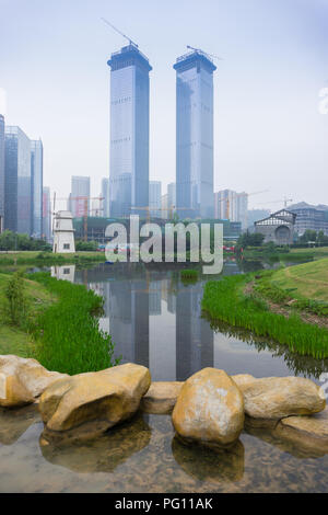 Ville de Guiyang. Les deux toweer dans le Hua Guo Yuan ville. C'est actuellement le plus grand projet de réaménagement urbain en Chine. Banque D'Images