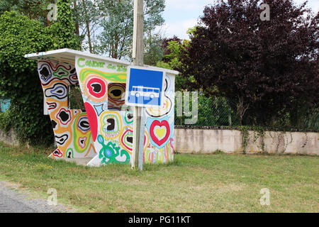 Pays abri bus main peinte en pyschedelic graffiti par les écoliers dans la région de village en France Banque D'Images