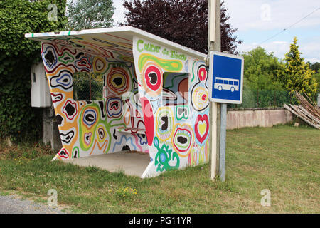 Pays abri bus main peinte en pyschedelic graffiti par les écoliers dans la région de village en France Banque D'Images