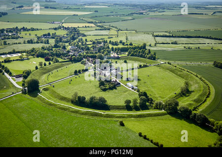 Vue aérienne du monument en pierre du village d'Avebury, Wiltshire, Angleterre Banque D'Images