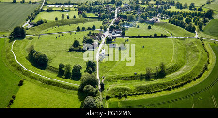 Vue aérienne du monument en pierre du village d'Avebury, Wiltshire, Angleterre Banque D'Images