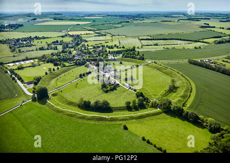 Vue aérienne du monument en pierre du village d'Avebury, Wiltshire, Angleterre Banque D'Images