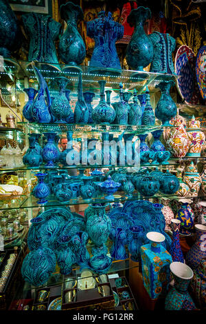 La céramique turque en vente au Grand Bazar à Istanbul, Turquie Banque D'Images