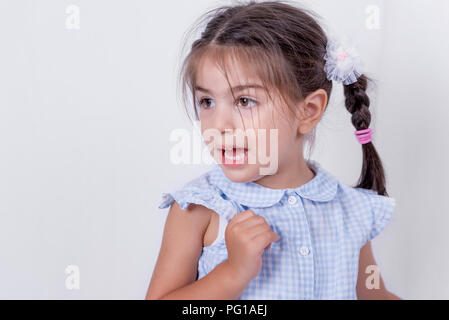 Portrait of cute girl à l'uniforme scolaire est prêt à l'école.copie espace pour l'édition. Banque D'Images