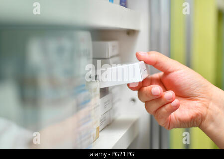 Libre pharmacien hand holding medicine fort en pharmacie pharmacie. Banque D'Images