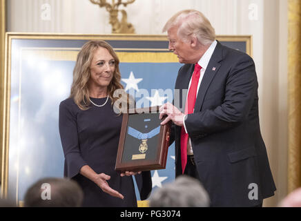 Washington, District de Columbia, Etats-Unis. Août 22, 2018. VALERIE NESSEL, veuve du sergent John technique A. Chapman, United States Air Force, à gauche, se dresse avec nous Le président DONALD J. TRUMP, centre, alors qu'elle accepte la médaille d'Honneur à titre posthume de la présidente au cours d'une cérémonie à l'East Room de la Maison Blanche. Le sergent Chapman est honorée pour ses actions le 4 mars 2002, sur Takur Ghar mountain en Afghanistan où il a donné sa vie pour sauver ses coéquipiers Credit : Ron Sachs/CNP/ZUMA/Alamy Fil Live News Banque D'Images