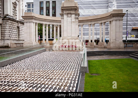 Belfast, Royaume-Uni. Août 23, 2018. Linceul de la somme une exposition évocatrice, sans oublier les milliers de soldats qui sont morts dans la bataille de la Somme mais qui n'ont pas de sépulture connue. 3 775 de la miniature figures enveloppées ont été disposés dans le jardin du souvenir à Belfast City Hall Crédit : Bonzo/Alamy Live News Banque D'Images