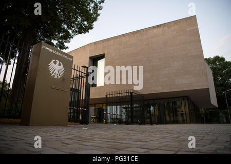 Karlsruhe, Allemagne. Août 23, 2018. D'une photographie de la Cour Fédérale de Justice (BGH) avec le signe de la Cour fédérale de justice sur lequel l'aigle fédéral est représenté. La terreur islamiste suspect Magomed Ali C., qui a été arrêté à Berlin le 22 août 2018, est d'être amené devant le magistrat à la Cour suprême fédérale. La Fédération aurait prévu une attaque explosive. Crédit : Sébastien Gollnow/dpa/Alamy Live News Banque D'Images