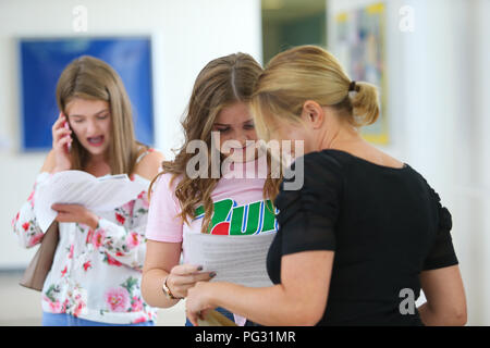 Guingamp, Worcestershire, Royaume-Uni. Août 23, 2018. Un élève nerveux et sa mère ouvrir les examens dans le Nord de l'école secondaire de Bromsgrove, Worcestershire, Royaume-Uni. Autour de 590 000 élèves de plus de 4 000 écoles secondaires à travers la Grande-Bretagne sont le premier groupe de l'année pour prendre la nouvelle du GCSE créé par l'ancien ministre de l'éducation Michael Gove, en tant que partie d'une tentative d'encourager la rigueur dans GCSE ainsi que d'avoir réduit l'évaluation des cours en faveur d'examens. Crédit : Peter Lopeman/Alamy Live News Banque D'Images