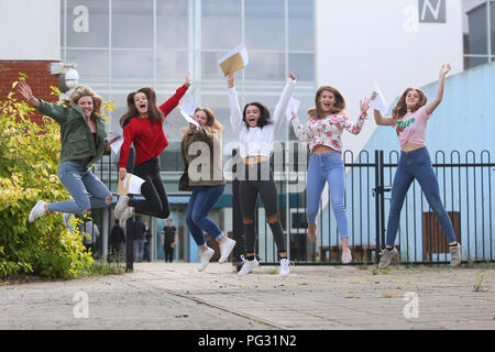 Guingamp, Worcestershire, Royaume-Uni. Août 23, 2018. Les élèves sauter de joie après l'ouverture de leurs résultats d'examen en Amérique du Bromsgrove High School, Worcestershire, Royaume-Uni. Autour de 590 000 élèves de plus de 4 000 écoles secondaires à travers la Grande-Bretagne sont le premier groupe de l'année pour prendre la nouvelle du GCSE créé par l'ancien ministre de l'éducation Michael Gove, en tant que partie d'une tentative d'encourager la rigueur dans GCSE ainsi que d'avoir réduit l'évaluation des cours en faveur d'examens. Crédit : Peter Lopeman/Alamy Live News Banque D'Images