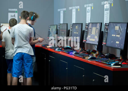 Cologne, Allemagne. Août 21, 2018. Visiteurs jouent à l'écran, général, fonction, garde mobile, l'ouverture de la foire de la gamescom de Cologne sur 21.08.2018, l'utilisation de crédit dans le monde entier | : dpa/Alamy Live News Banque D'Images