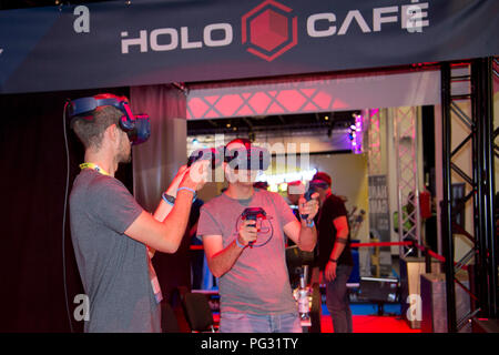 Cologne, Allemagne. Août 21, 2018. Visiteurs jouer jeux VR, la réalité virtuelle, l'ouverture de la gamescom de Cologne sur 21.08.2018, l'utilisation de crédit dans le monde entier | : dpa/Alamy Live News Banque D'Images