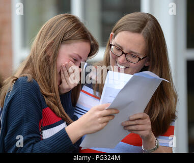 Manchester, UK. Août 23, 2018. Withington élève dans l'école de fille Eleanor Wright (à gauche) célèbre son GCSE résultats. Photographie par : Howard Walker/Alamy Live News Banque D'Images