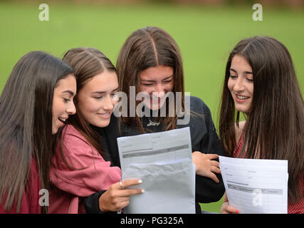 Manchester, UK. Août 23, 2018. Libby Adlestone (2ème à droite en noir) est heureux avec son GCSE results, célèbre avec ses amis. Photographie par : Howard Walker/Alamy Live News Banque D'Images