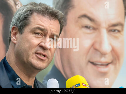 Munich, Allemagne. Août 23, 2018. Markus Soeder, Premier Ministre de Bavière, présente une affiche électorale de la CSU. La réunion a eu lieu dans la cour de la centrale du parti CSU. Crédit : Peter Kneffel/dpa/Alamy Live News Banque D'Images