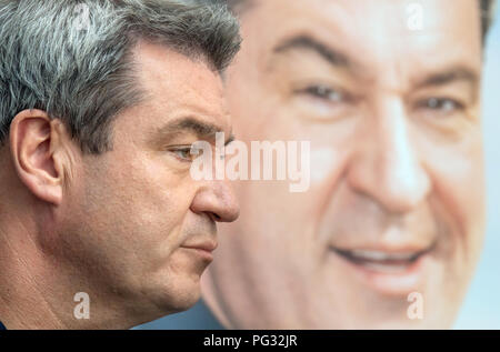 Munich, Allemagne. Août 23, 2018. Markus Soeder, Premier Ministre de Bavière, présente une affiche électorale de la CSU. La réunion a eu lieu dans la cour de la centrale du parti CSU. Crédit : Peter Kneffel/dpa/Alamy Live News Banque D'Images