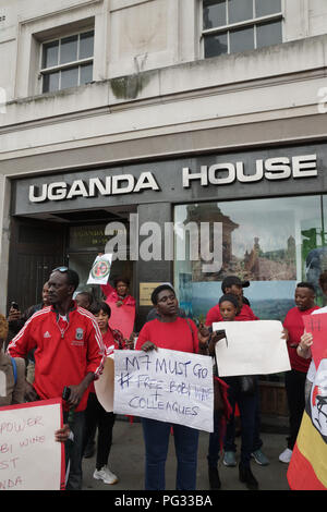 Londres, Royaume-Uni. 23 août, 2018. Robert Kyagulanyi Ssentamu également connu sous le nom de Bobi Wine, est un homme politique ougandais, homme d'affaires, entrepreneur, philanthrope, musicien, comédien et député de Kyadondo dans l'est le centre de l'Ouganda, plus connu sous le nom de scène Bobi Wine et a été arrêté pour trahison, il y a dix jours. La cour martiale générale a chuté des accusations portées contre lui le 23 août 2018 mais il a été rapidement arrêté par la police. Ougandais au Royaume-uni démontrer hors de leur Haut-Commissariat à Trafalgar Square, Londres. Crédit : Peter Hogan/Alamy Live News Crédit : Peter Hogan/Alamy Live News Banque D'Images