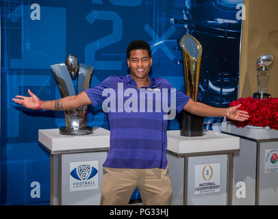 Hollywood, CA. Le 25 juillet, 2018. Washington arrière défensif Jojo McIntosh pose pour une photo devant la Cip-12 et trophées championnat national lors de la journée des médias football Pac-12 le mercredi, Juillet 25, 2018 au Hollywood and Highland, à Hollywood, CA. (Crédit obligatoire : Juan Lainez/MarinMedia.org/Cal Sport Media) (photographe complet, et de crédit crédit obligatoire) : csm/Alamy Live News Banque D'Images