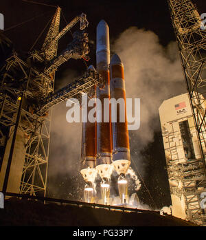 Cap Canaveral, Floride, USA. Août 12, 2018. L'Alliance Lancement fusée Delta IV Heavy DE LA NASA lance la sonde solaire Parker de toucher le soleil, dimanche, Août 12, 2018 à partir de 37 complexes de lancement à Cap Canaveral Air Force Station, en Floride. Parker Solar Probe est l'humanité de la toute première mission dans une partie de l'atmosphère du Soleil appelé la couronne. Ici il va explorer directement les processus solaires qui sont essentielles pour la compréhension et la prévision des conditions météorologiques spatiales qui peuvent avoir un impact sur la vie sur Terre. Photo Credit : Crédit : NASA/UN REGARD Russe/ZUMA/Alamy Fil Live News Banque D'Images
