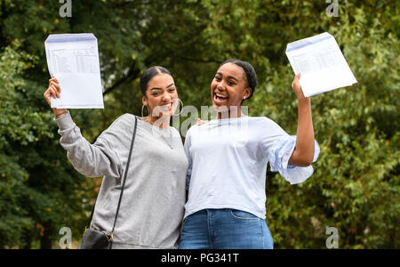 Résultats du GCSE - Ark St Alban's Academy, Birmingham. 23 août 2018. Sur la photo sont (de gauche à droite) les étudiants du GCSE célébrant leurs résultats. Photo de Simon Hadley/ Alamy Banque D'Images