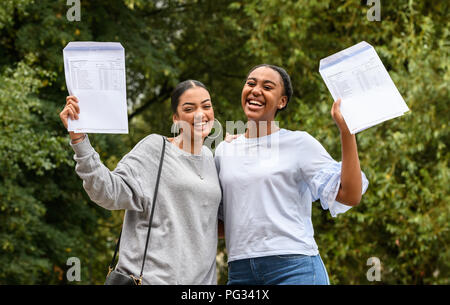 Résultats du GCSE - Ark St Alban's Academy, Birmingham. 23 août 2018. Sur la photo sont (de gauche à droite) les étudiants du GCSE célébrant leurs résultats. Photo de Simon Hadley/ Alamy Banque D'Images