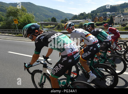 Coblence, Allemagne. Août 23, 2018. 23.08.2018, le cyclisme : l'UCI Série européenne - L'Allemagne Tour, Coblence - Bonn (157, 00 km), l'étape 1. Riders champ avec Patrick Konrad (l) de l'Autriche de Team Bora-hansgrohe et Pascal Ackermann (2e de gauche) de l'Allemagne de Team Bora-hansgrohe. Crédit : Bernd Thissen/dpa/Alamy Live News Banque D'Images