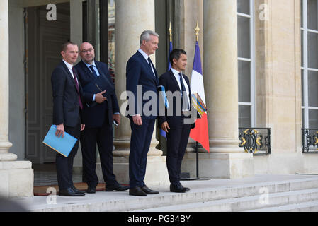 Paris, France. 22 août 2018 - Paris, France : ministre de l'économie et des finances, Bruno Le Maire (2ndR) et ministre de l'action publique et des comptes Gerald Darmanin (R) quitter le palais de l'Élysée après un Conseil des ministres. Le ministre de l'Economie et des Finances, Bruno Le Maire, et le ministre de l'action et des Comptes publics, Gerald Darmanin, a la sortie du Conseil des ministres de la rentrée. *** FRANCE / PAS DE VENTES DE MÉDIAS FRANÇAIS *** Crédit : Idealink Photography/Alamy Live News Banque D'Images