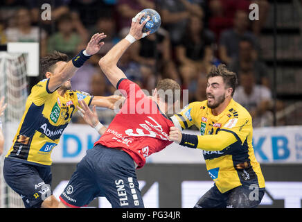 Alexander Petersson (RNL) Holger GLANDORF (FL), Jannik KOHLBACHER (RNL), la promotion, la Super Coupe de handball 2018, SG Flensburg-Handewitt (FL) - Rhein-Neckar Loewen (RNL), 22.08. 2018 à Düsseldorf / Allemagne. Dans le monde d'utilisation | Banque D'Images