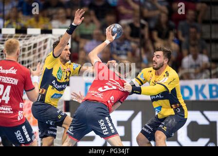Alexander Petersson (RNL) Holger GLANDORF (FL), Jannik KOHLBACHER (RNL), la promotion, la Super Coupe de handball 2018, SG Flensburg-Handewitt (FL) - Rhein-Neckar Loewen (RNL), 22.08. 2018 à Düsseldorf / Allemagne. Dans le monde d'utilisation | Banque D'Images